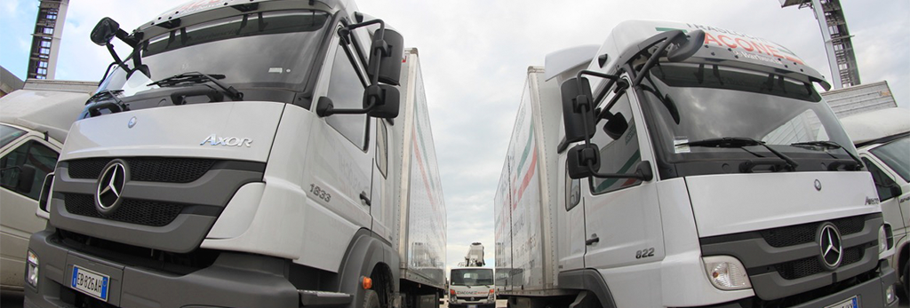 Camion di Iacone Traslochi affiancati, pronti per un trasloco