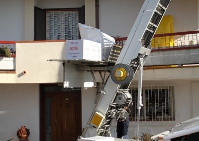 Elevatore esterno che solleva un imballaggio verso un balcone