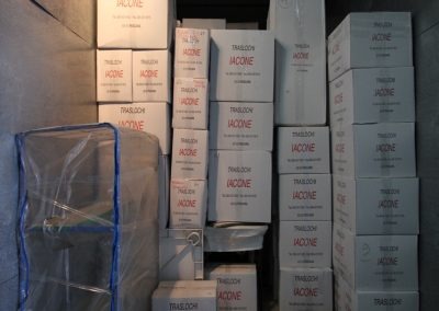 Scatole Iacone Traslochi impilate all'interno del mezzo durante il carico