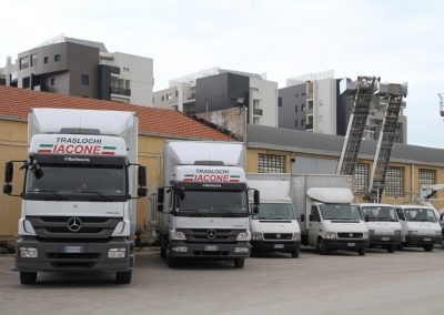 Camion e furgoni di Iacone Traslochi parcheggiati nel piazzale