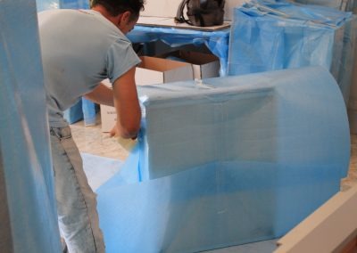 Addetto Iacone Traslochi che protegge un mobile con materiale da imballaggio