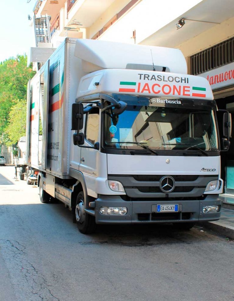 Camion Iacone Traslochi parcheggiato in strada durante un trasloco