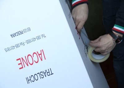 Chiusura con nastro adesivo di un imballaggio Iacone Traslochi